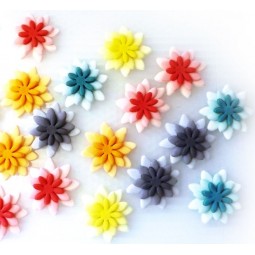 Įvairių spalvų gėlės su atspalviais