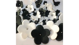 Juodos, baltos gėlės su drugeliais