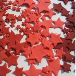 Raudonos atspalvių skirtingo dydžio žvaigždės