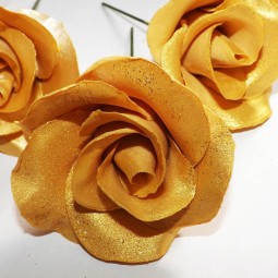 Auksinės spalvos didelė rožė su vielute